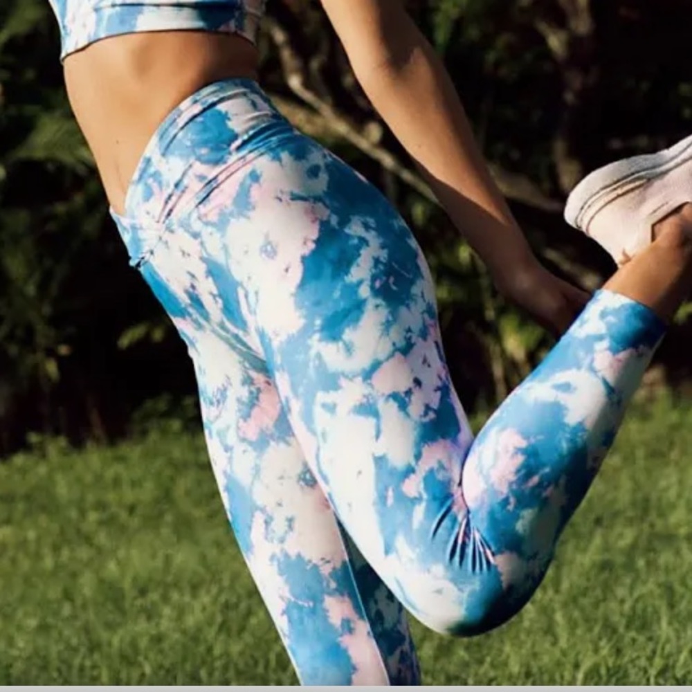 NWT Year of Ours sky dye leggings 💙🩷 size small